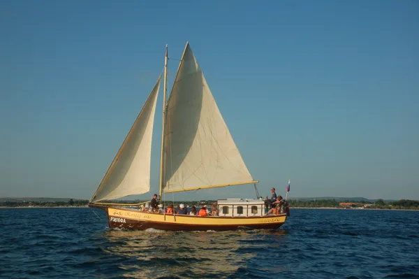 Яхта Корсар для морской прогулки