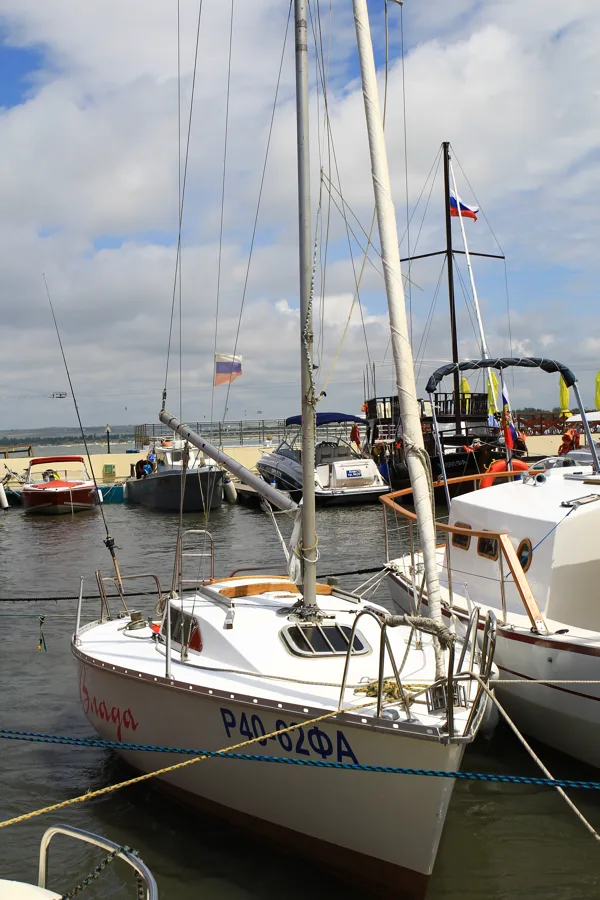 яхта для морской прогулки, рыбалки